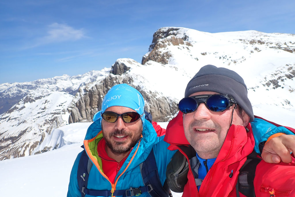 Vicente y Joaquín en la cima del Pico Occidental de La Cascada o Pica de La Ule, 3.098 mts., detrás el resto de los Picos de La Cascada y Marboré